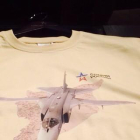 Camiseta con un avión de ataque ruso, uno de los modelos enviados por Putin a Siria.-