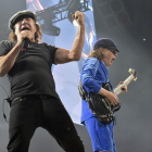 Brian Johnson (izquierda) y Angus Young, el pasado 17 de febrero, durante el concierto que AC/DC dio en Chicago, en el marco de la gira 'Rock or Bust'.-AP / ROB GRABOWSKI