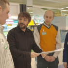 Jordi Évole, con algunos trabajadores de Mercadona, en 'Salvados'.-ATRESMEDIA