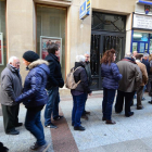 Fila en una administración de lotería del Collado en la mañana de ayer.-ÁLVARO MARTÍNEZ
