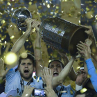 Los jugadores del Gremio levantan la Copa Libertadores del 2017.-JUAN MABROMATA (AFP)