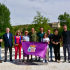 Candidatos de la lista de Vox Soria a la capital posan con la bandera provincial. HDS