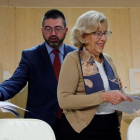 La alcaldesa de Madrid Manuela Carmena junto al delegado de Economía y Hacienda Carlos Sánchez Mato este miércoles.-JUAN CARLOS HIDALGO (EFE)