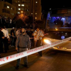 Los servicios de emergencia junto al autobús donde un palestino apuñaló a un israelí, este lunes.-AFP / GALI TIBBON