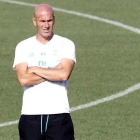 Zinedine Zidane durante el entrenamiento de este sábado en la ciudad deportiva del Madrid-AJAVIER LÓPEZ (EFE)