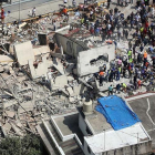 Una vista aérea muestra a cientos de personas, entre afectados y rescatistas, en medio de edificios colapsados en Ciudad de México (México).-EFE