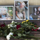 Ofendas florales ante las fotografías de los 3 periodistas rusos asesinados, ante la sede de la Unión Rusa de Periodistas, en Moscú.-PAVEL GOLOVKIN