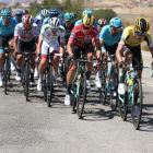 El Jumbo, con Roglic de rojo, en persecución del grupo de Quintana.-EFE / JAVIER LIZON