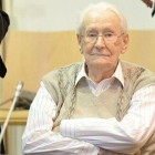 Oskar Gröning, en el tribunal de Lunëburg, este martes.-EFE / JULIAN STRATENSCHULTE