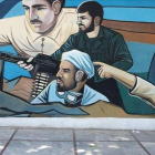 Un hombre camina delante de un mural en Teherán (Irán).-ABEDIN TAHERKENAREH (EFE)