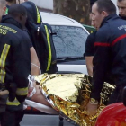 Los sanitarios se llevan al agente herido, tras el tiroteo de ayer, en Motrouge, al sur de París.-Foto: THOMAS SAMSON / AFP