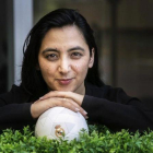 Khalida Popal, con una pelota del Real Madrid (su equipo favorito) a su paso por Barcelona.-JOAN CORTADELLAS