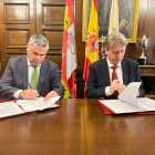 Ruperto Espina y Carlos Martínez firman el acuerdo de colaboración. HDS