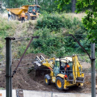 Un tractor durante el primer día de excavaciones para verificar la existencia de un supuesto tren nazi lleno de oro enterrado en el suroeste de Polonia, el 16 de agosto.-AFP / NATALIA DOBRYSZYCKA