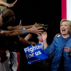 Hillary Clinton saluda a sus seguidores a su llegada a un acto electoral en Palm Beach (Florida).-AP / CAROLYN KASTER