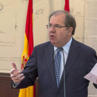El presidente de la Juanta, Juan Vicente Herrera, interviene en el acto de toma de posesión de sus consejeros.-M.Á. Santos