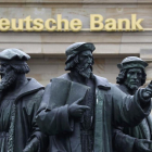 Estatuas en Fráncfort, ante una oficina del Deutsche Bank.-REUTERS