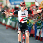 El ciclista esloveno Matej Mohoric, del equipo de Emiratos Árabes Unidos, triunfa en Cuenca-EFE / JAVIER LIZÓN