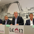 El alcalde de León, Antonio Silván (CD), presenta los datos del estudio del mercado laboral en León y su alfoz acompañado por el director del ILDEFE, Graciliano Álvarez(I); el concejal de Ciudadanos Justo Fernández (CI) y el concejal de Empleo, Javier Gar-Ical
