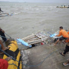 Miembros de la Guardia Costera de Filipinas transportan los restos de un barco.-EPA