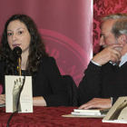 La periodista Alejandra Mateos en la presentación de su libro ‘El hijo del barbero’ junto a Jesús Bárez. / VALENTÍN GUISANDE-