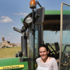 Elena Tejerina subida al tractor en su explotación palentina.-BRÁGIMO