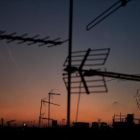 Antenas en una ciudad.-