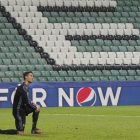 La estrella blanca, en un partido desacertado, protagonizó una absurda jugada de espuela en el empate ante el Legia.-AP / CZAREK SOKOLOWOSKI