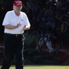 Donald Trump jugando a golf, deporte al que ha dedicado 94 días en el último año.-PERIODICO