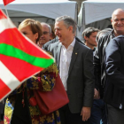 Urkullu (izquierda) y Ortuzar (derecha), en el acto de celebración del Aberri Eguna, este domingo en Bilbao.-EFE