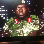 El general Sibusiso Moyo lee un comunicado emitido por la cadena ZBC, el martes en Harare.-/ AFP / DEWA MAVHINGA