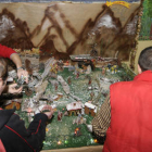 Los reclusos han participado en instalar la decoración navideña de la cárcel. / VALENTÍN GUISANDE-