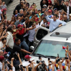 Guaidó saluda a los asistentes a un mitin en la ciudad venezolana de Carrizal.-MANAURE QUINTERO (REUTERS)
