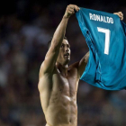 Cristiano Ronaldo muestra la camiseta a la grada del Camp Nou tras conseguir el segundo tanto del Madrid.-STRINGER (AFP)