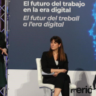 El economista de BBVA Rafael Maitland y la periodista Alison Maitland, durante el debate moderado por la directora adjunta de EL PERIÓDICO, Olga Grau.-ELISENDA PONS
