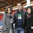 María Fuentemilla, Nacho Lapuerta y Sonia Calvo, creadores de la aplicación sobre la Copa del Rey de la temporada 95-96 que disputó el Numancia. / DIEGO MAYOR-