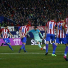 Messi dispara en el segundo tanto del Barça en el Calderón.-EFE / EMILIO NARANJO