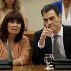 Pedro Sánchez y Micaela Navarro, en la reunión de los diputados y senadores del PSOE en el Congreso.-JOSÉ LUIS ROCA