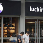 Un establecimiento de Luckin Cofee en Pekín.-REUTERS