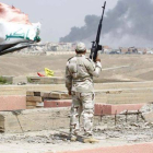 Un miembro de las tropas iraquís observa el combate contra Estado Islámico en Tikrit.-Foto: REUTERS / ALAA AL-MARJANI