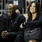 Lamar Odom y su entonces esposa Khloe Kardashian, en un partido de baloncesto, en febrero del 2011.-REUTERS / DANNY MOLOSHOK