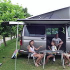 Una familia en un camping.-