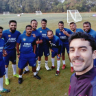 Alberto Lafuente con alguno de los integrantes de la Barça Academy Pune. HDS