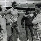 Josep Lluís Núñez y Jordi Pujol hablan con Quini en presencia de César Menotti, Diego Maradona y Àngel Pichi Alonso.-/ XAVIER VALLS