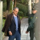 Mario Conde se dirige a la Audiencia Nacional, custodiado por la Guardia Civil.-