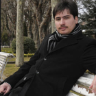 Ionita Ioan sentado en un banco de la Dehesa. / V.G.-