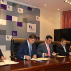 Pinilla, Martínez, Pardo, Bonilla y Miguel suscriben el convenio que incluía la ayuda para gastos financieros. / DIPUTACIÓN-