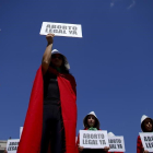 Activistas argentinas disfrazadas del personaje de El cuento de la criada en la manifestación del 8 de marzo en Buenos Aires.-
