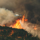 Un helicóptero de Castilla y León interviene en el incendio entre la Sierra de Gata y Las Hurdes. VICENTE-ICAL