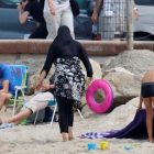 Una mujer con 'burkini' en la playa de Marsella, el 17 de agosto.-REUTERS / STRINGER
